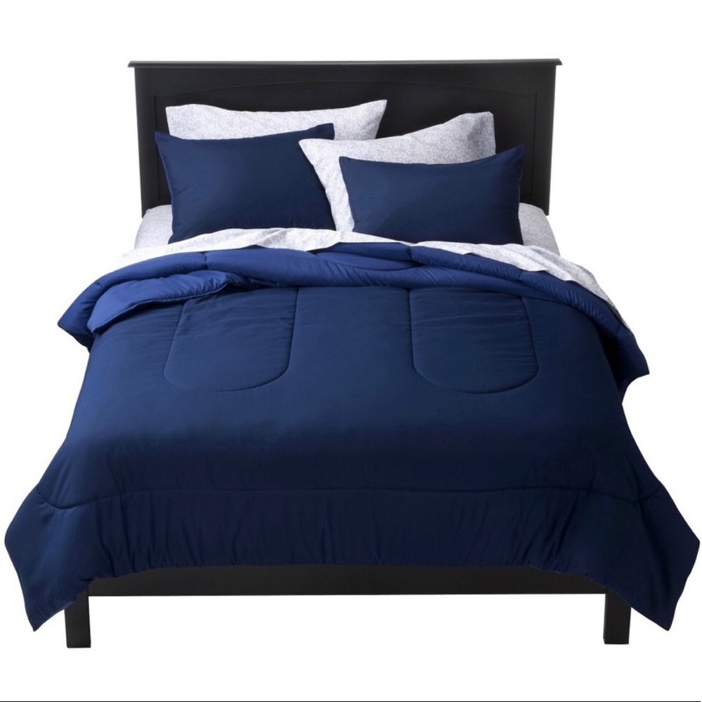 Room Essentials Comforter + Sheet Set Full/Queen